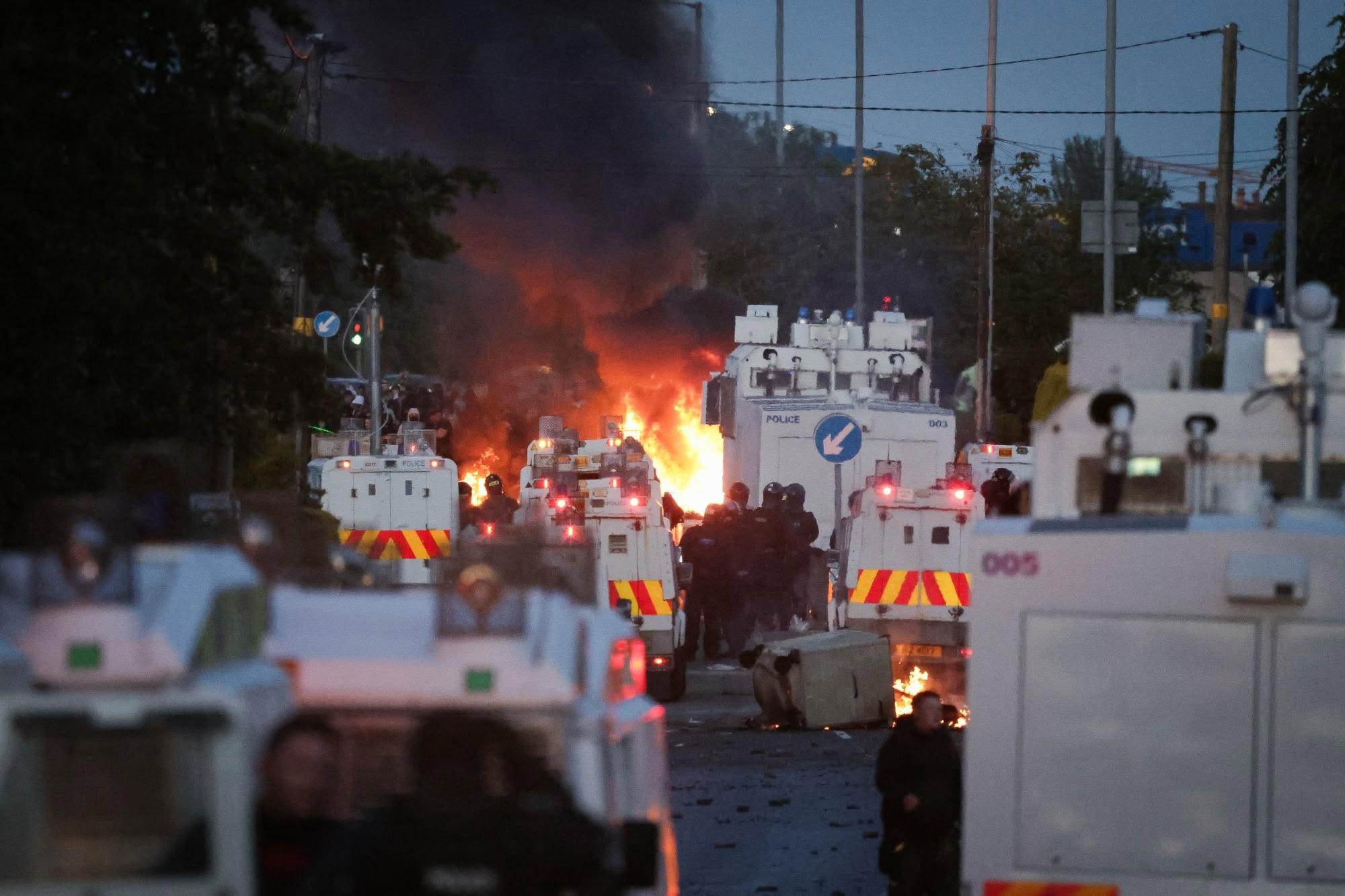 Tunuri cu apă și vehicule incendiate în Irlanda de Nord. A doua noapte de revolte antimigrație după atacul care a șocat Belfastul