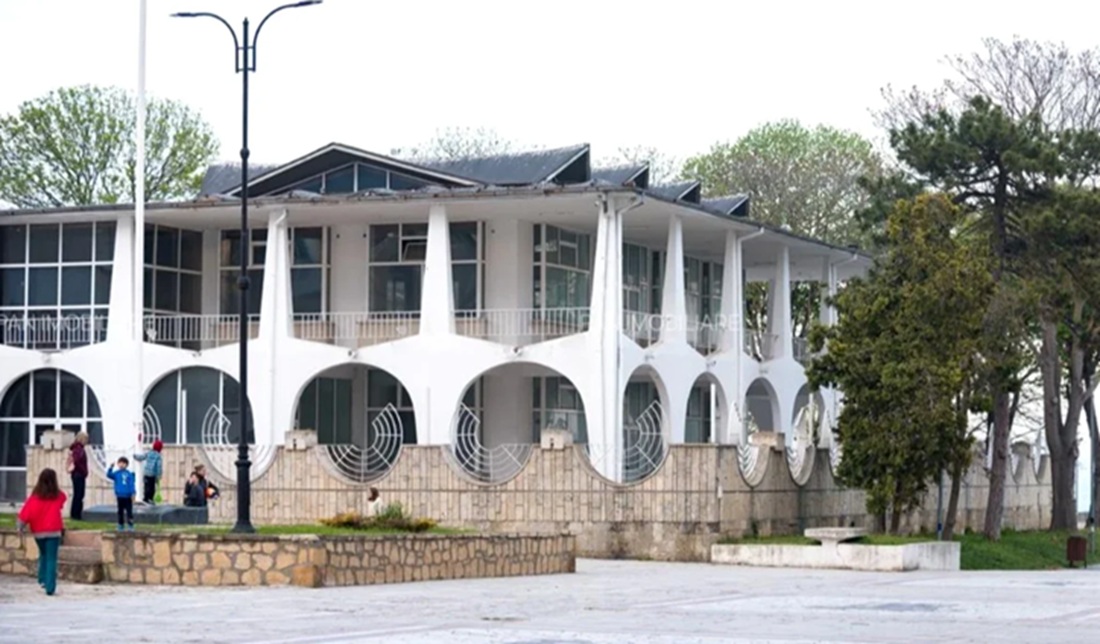 Un reper al Mangaliei își caută salvarea. Vechiul cazinou de la malul mării este scos din nou la vânzare