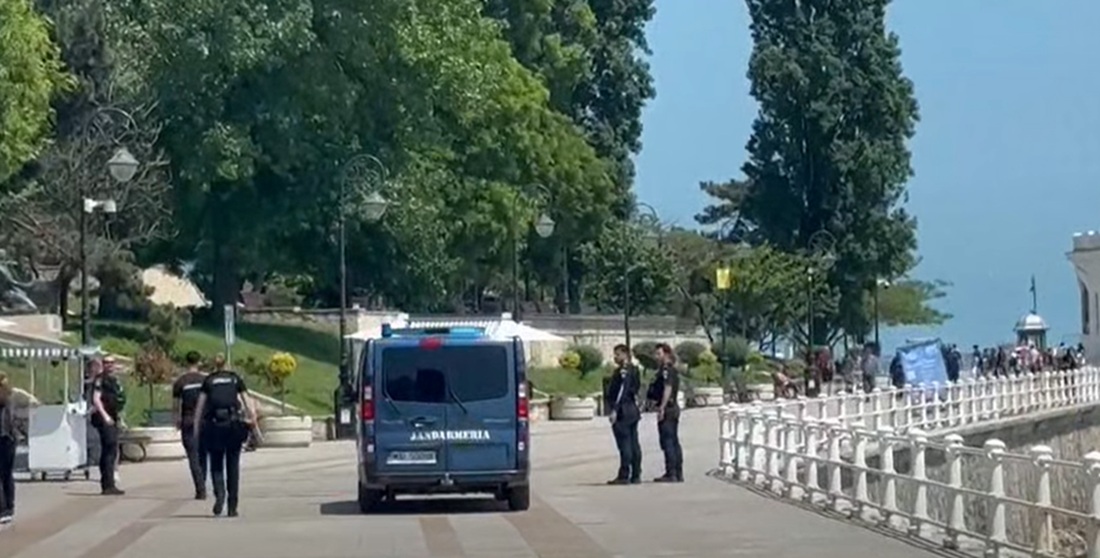 Sute de persoane evacuate de pe plaje după explozia din Portul Constanța. Poliția Locală a blocat drumurile și aleile spre plajă