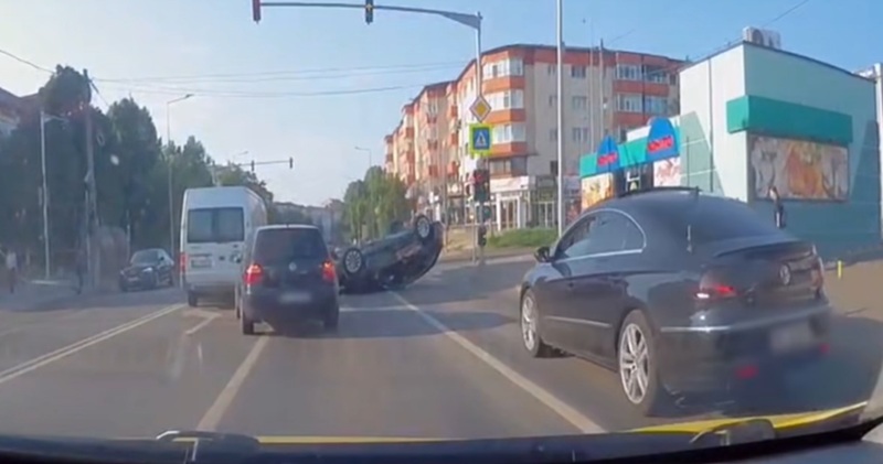Copil de 2 ani, salvat de jandarmi dintr-o mașină răsturnată