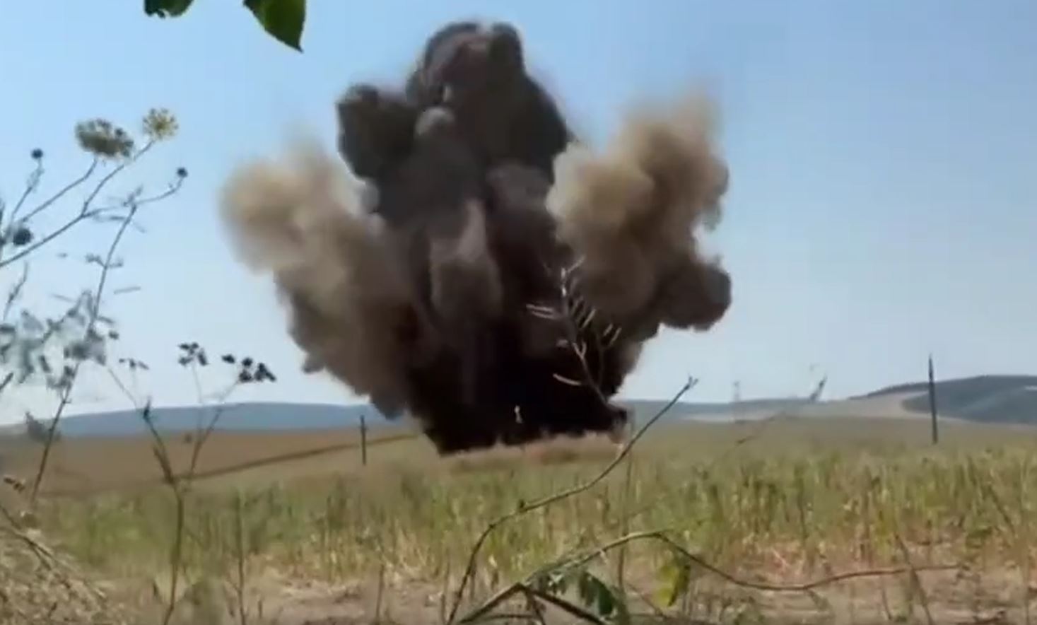 Alertă în Tulcea! O dronă cu explozibil, descoperită pe un câmp