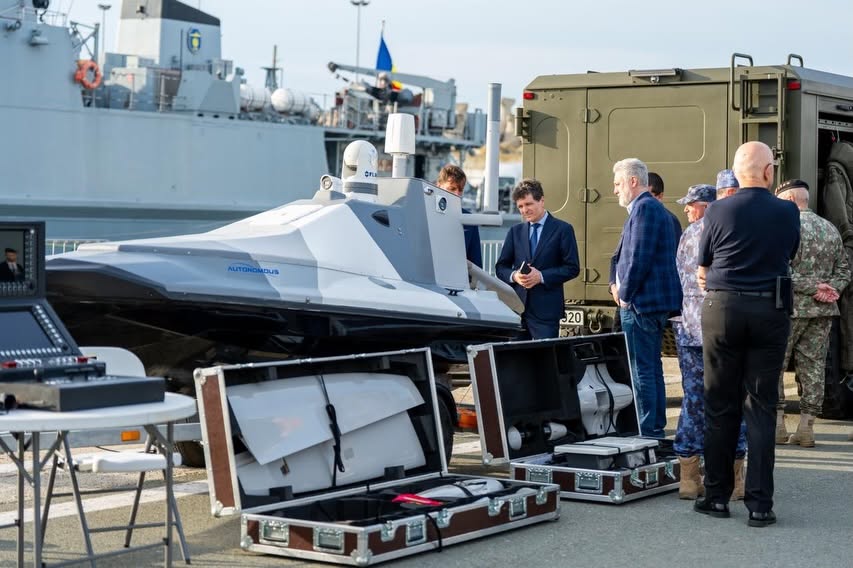 Nicușor Dan a fost la locul exploziei dronei marine din Portul Constanța. „Am discutat cu specialiștii pirotehniști care au intervenit la fața locului”
