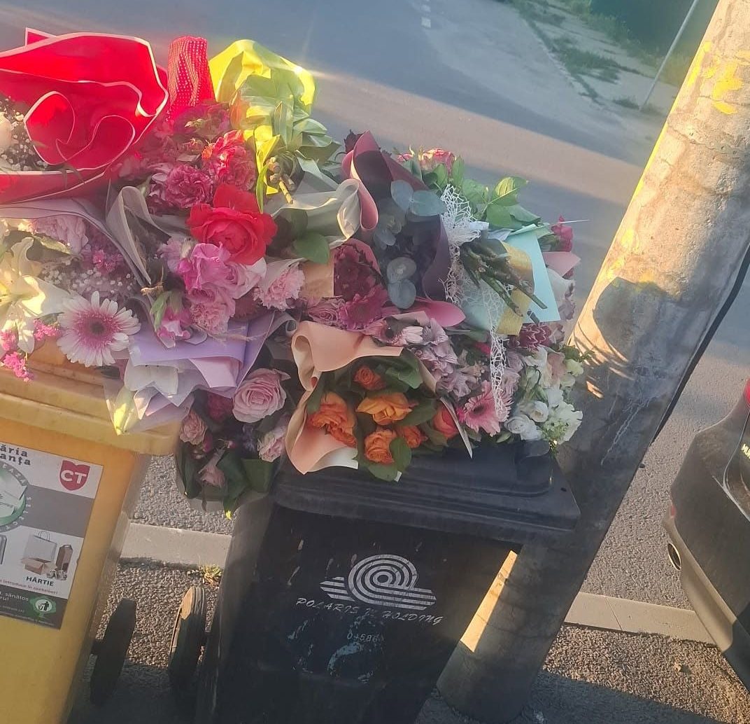 „Pentru ce cumpărați flori dragi părinți?”. Flori aruncate la gunoi după serbare, la Constanța