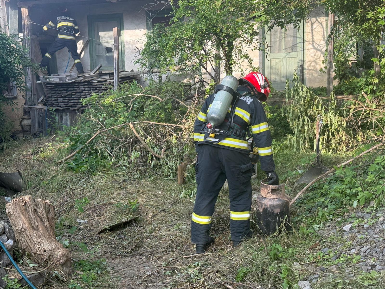 Incendiu puternic în Tulcea după explozia unei butelii: Un bărbat rănit