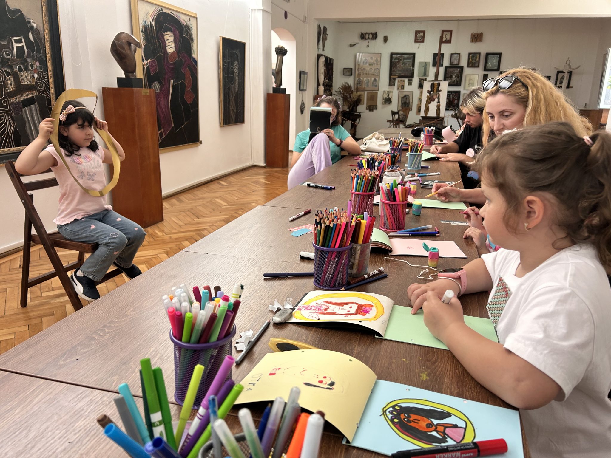 Portrete, emoții și creativitate: atelier inedit pentru copii la Muzeul de Artă Constanța