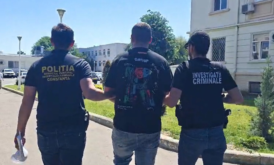 Tânăr de 20 de ani, reținut după ce ar fi furat o autoutilitară și o borsetă cu bani în Constanța