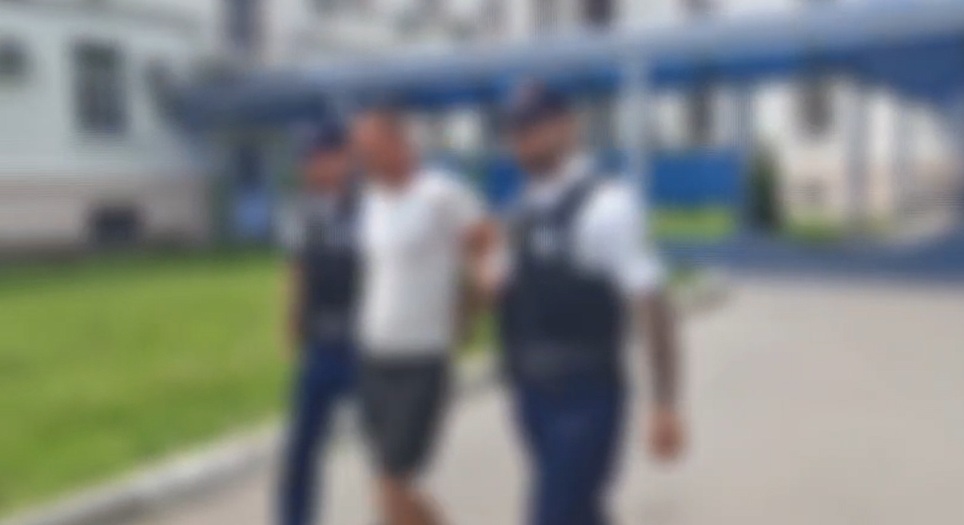 Orbit de gelozie, a vrut să-și rănească partenera cu un cuțit. Bărbat din Constanța, reținut de polițiști