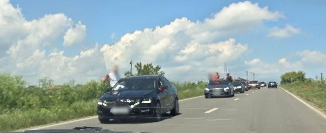 Mașini pline cu proaspăt absolvenți de clasa a XII-a, oprite de polițiștii din Mangalia. „Stați în bănci… și în băncuțele mașinilor!”