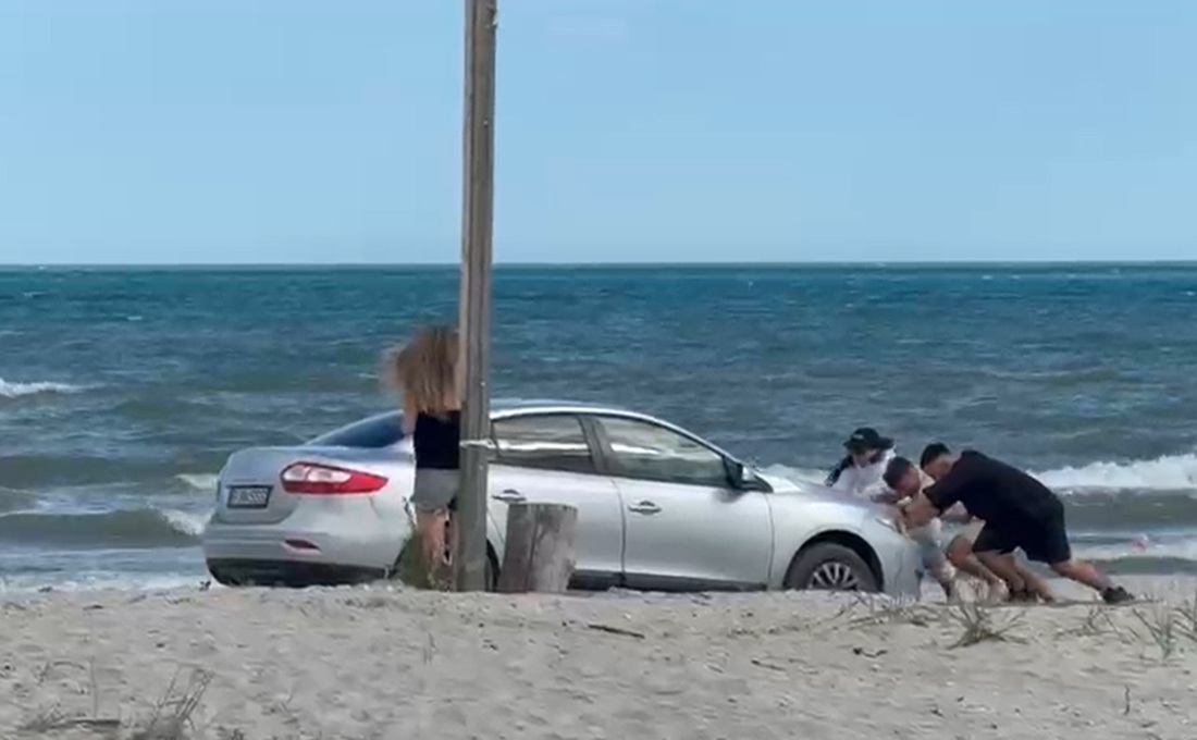 Amendă de 10.000 de lei după ce a intrat cu mașina pe plaja din Vadu