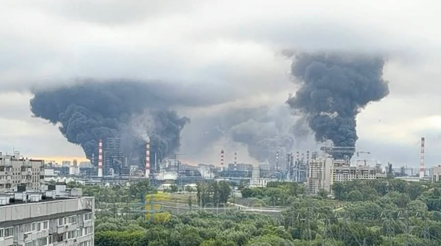 Rafinăria din Moscova, lovită din nou de drone ucrainene. Rusia impune restricții la carburanți în zeci de regiuni