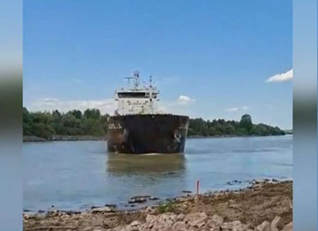 Navă cu peste 6.000 de tone de bitum, eșuată pe Canalul Sulina. Traficul naval a fost restricționat temporar