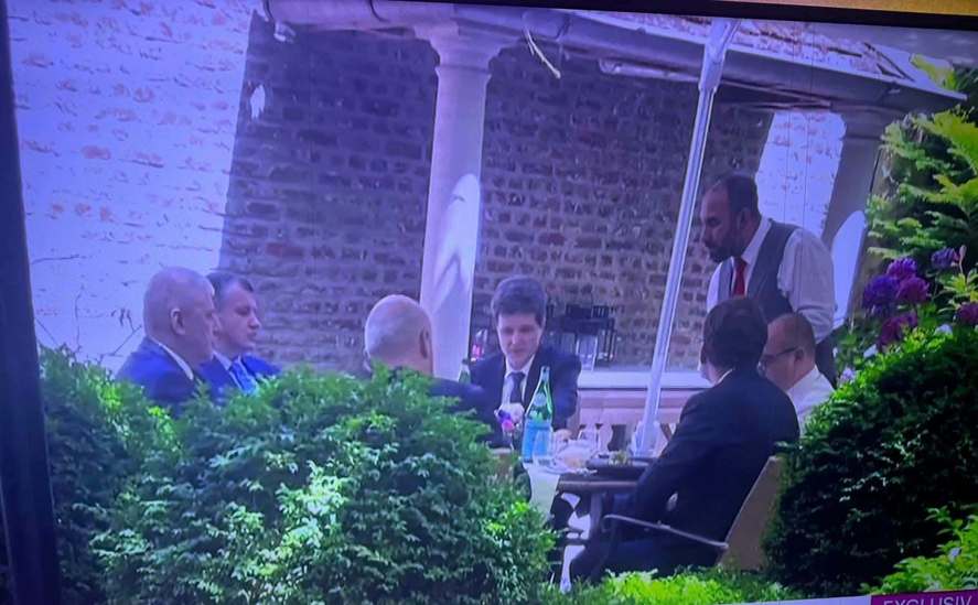 Nicuşor Dan, fotografiat la restaurant cu Rareş Bogdan, Victor Negrescu, Eugen Tomac, şeful SPP şi Valentin Naumescu. Ce a transmis Administraţia Prezidenţială