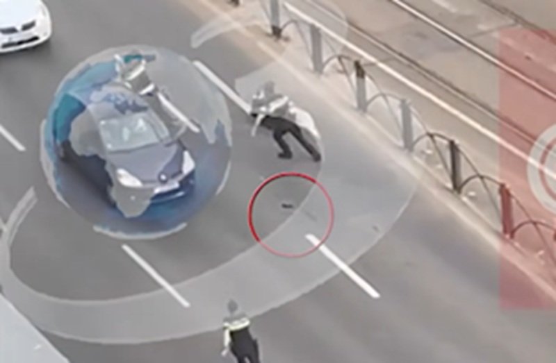 Un tânăr de 22 de ani, confruntare cu cinci polițiști în Sectorul 2. Un agent a căzut, iar un pistol a fost pierdut în timpul intervenției
