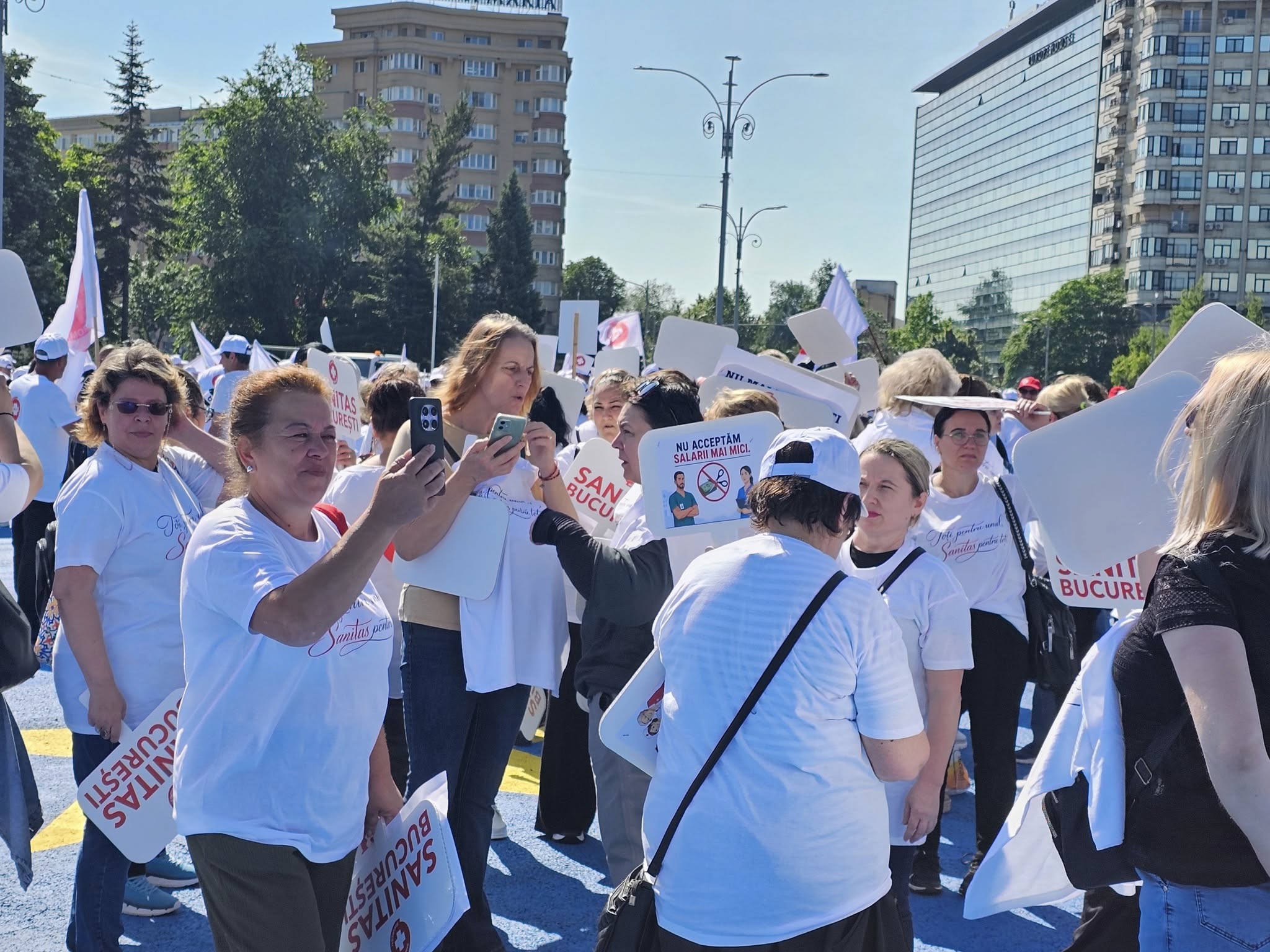 „Mai bine la alimentară decât în spital” – mesajul dur al unei asistente medicale în timpul protestelor SANITAS