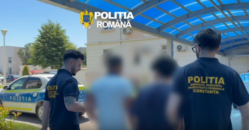 Doi tineri, reținuți după ce ar fi tâlhărit un bărbat într-un autobuz din Constanța. Polițiștii cer arestarea preventivă