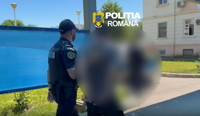 Tineri reținuți după două furturi din același bar de pe o plajă din Constanța