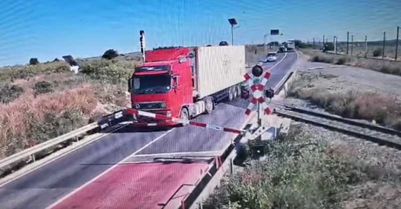 Șofer de TIR surprins când forțează bariera la o trecere de cale ferată din Dorobanțu. CFR a sesizat Poliția