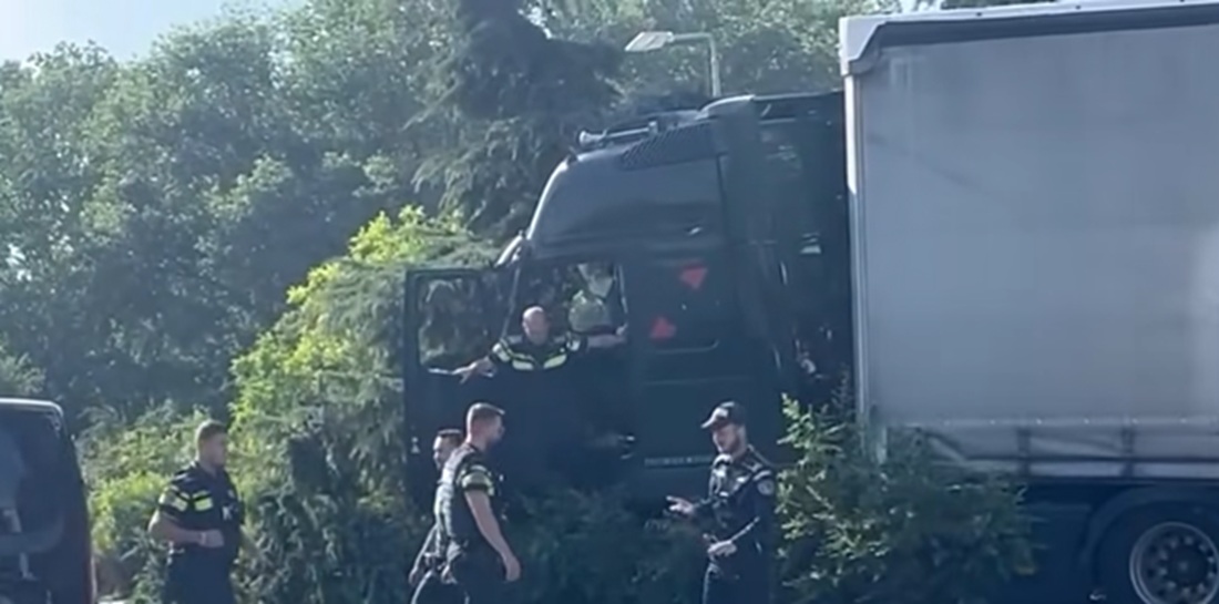 Șoferul de TIR care a provocat accidentul din Constanța ar fi fost la un pas de comă hipoglicemică! Polițiștii locali l-au lovit cu piciorul și l-au stropit cu spray lacrimogen