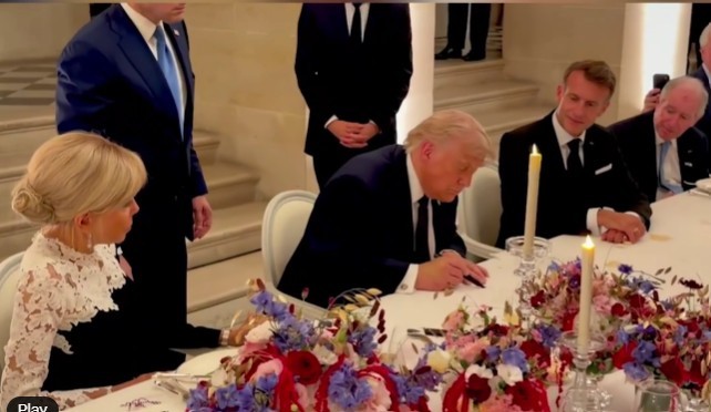 Moment spectaculos la Versailles: Donald Trump a semnat acordul cu Iranul la lumina lumânărilor