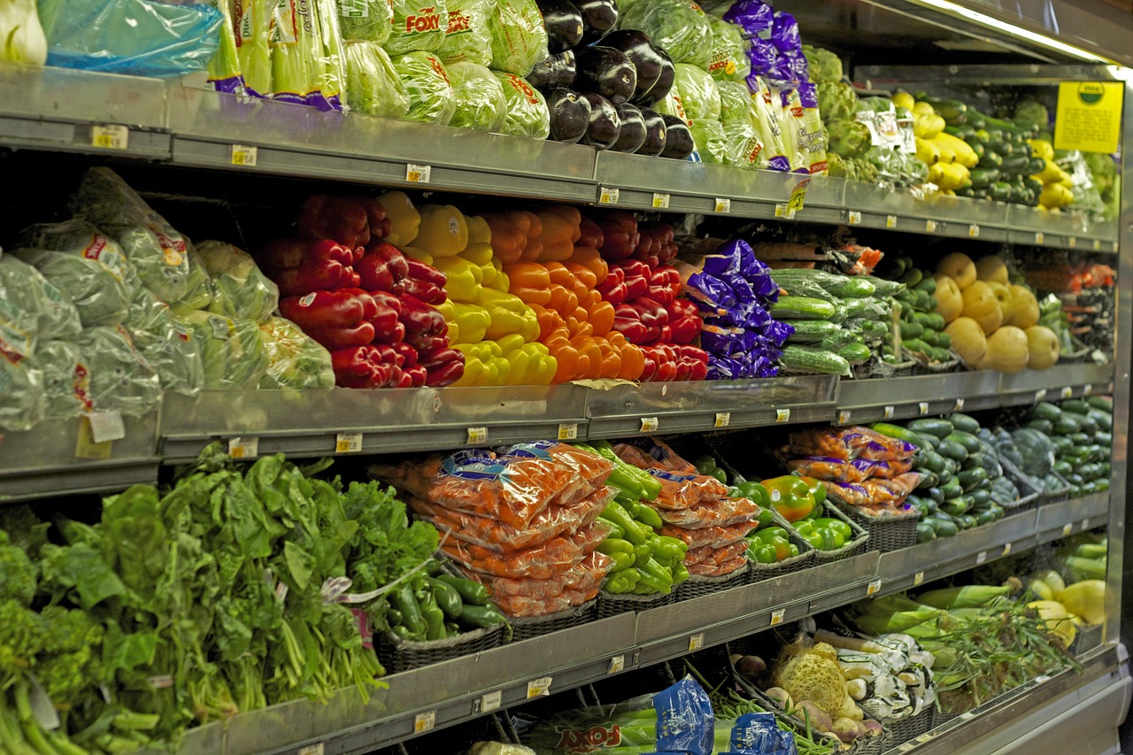 Prețuri plafonate la alimente până la finalul lui 2026. Lista produselor care au adaosul comercial plafonat