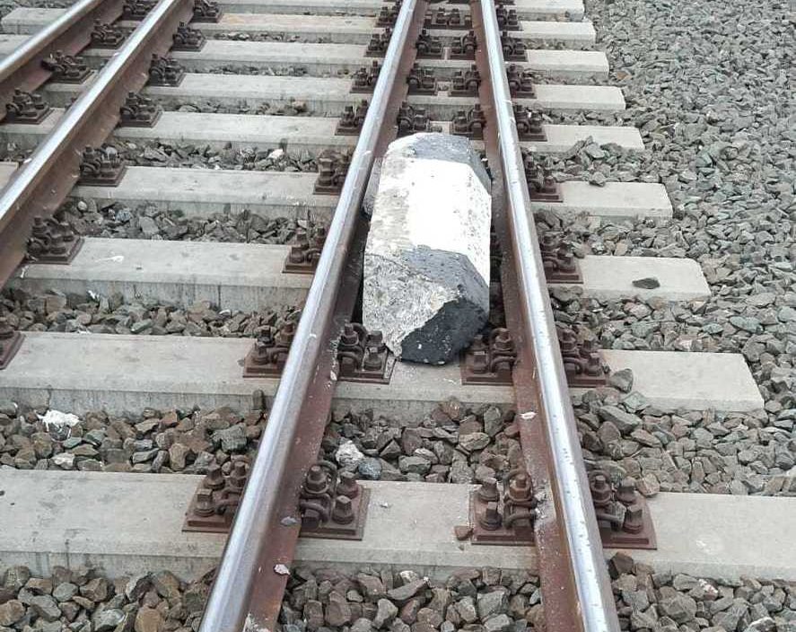 Incident grav în Gara Constanța. Un bloc de beton a fost pus intenționat pe șine și lovit de un tren