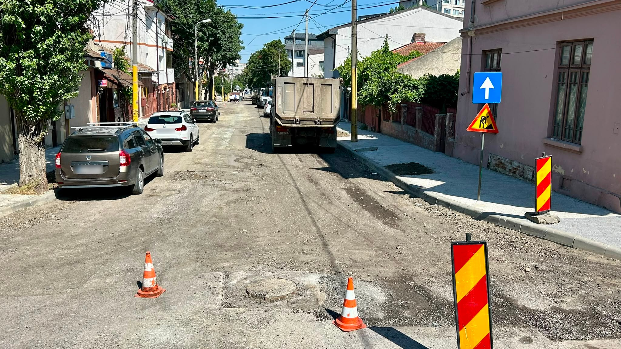 Lucrări de asfaltare pe un tronson al străzii Ion Lahovari. Traficul este restricționat total!