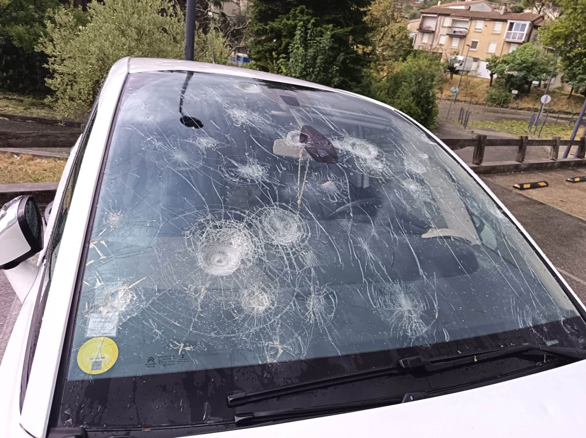 Furtună violentă în sud-estul Franței. Parbrize sparte şi clădiri avariate de bucăţi uriaşe de grindină