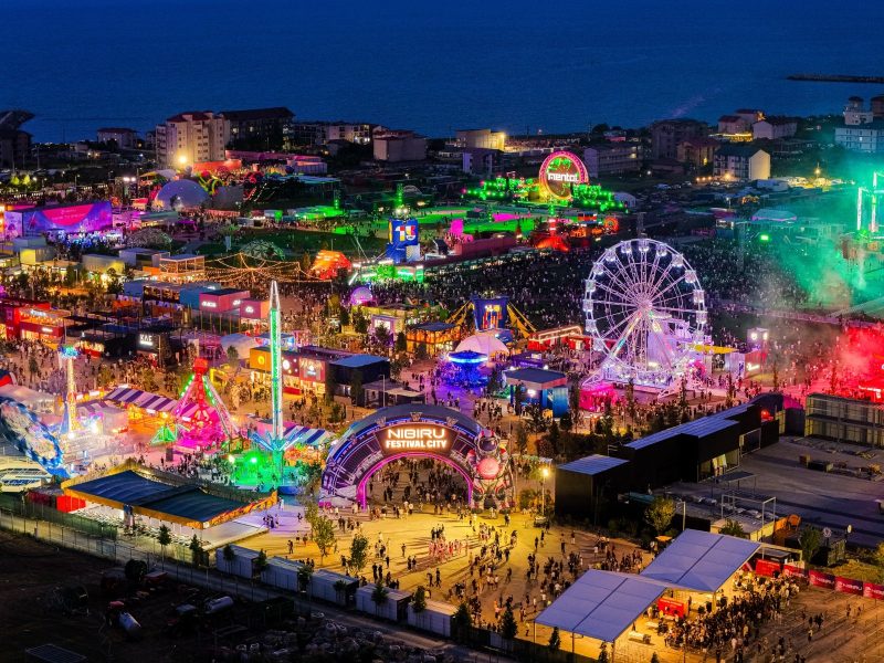 BEACH, PLEASE! INTRĂ ÎN ISTORIE: peste 600.000 de participanți, cea mai mare ediție de până acum și începutul unei noi ere la NIBIRU 