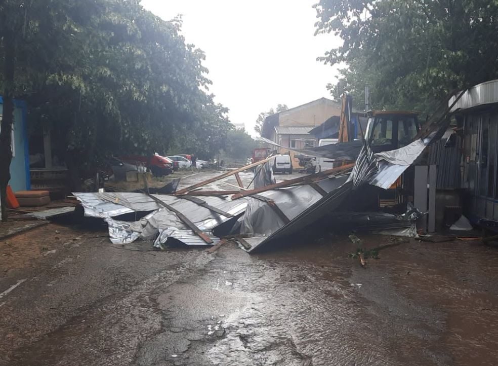 O vijelie a măturat Tulcea. Drumuri blocate, acoperișuri smulse și copaci căzuți