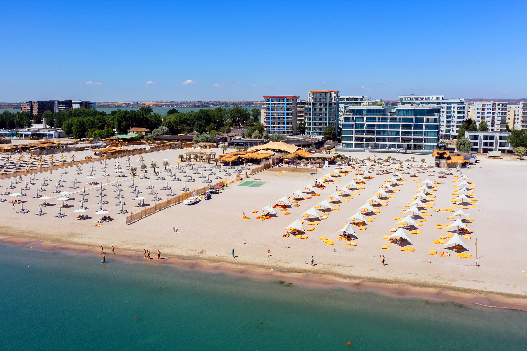 Vremea în weekend și la începutul săptămânii: temperaturile cresc treptat, dar ploile și furtunile nu dispar