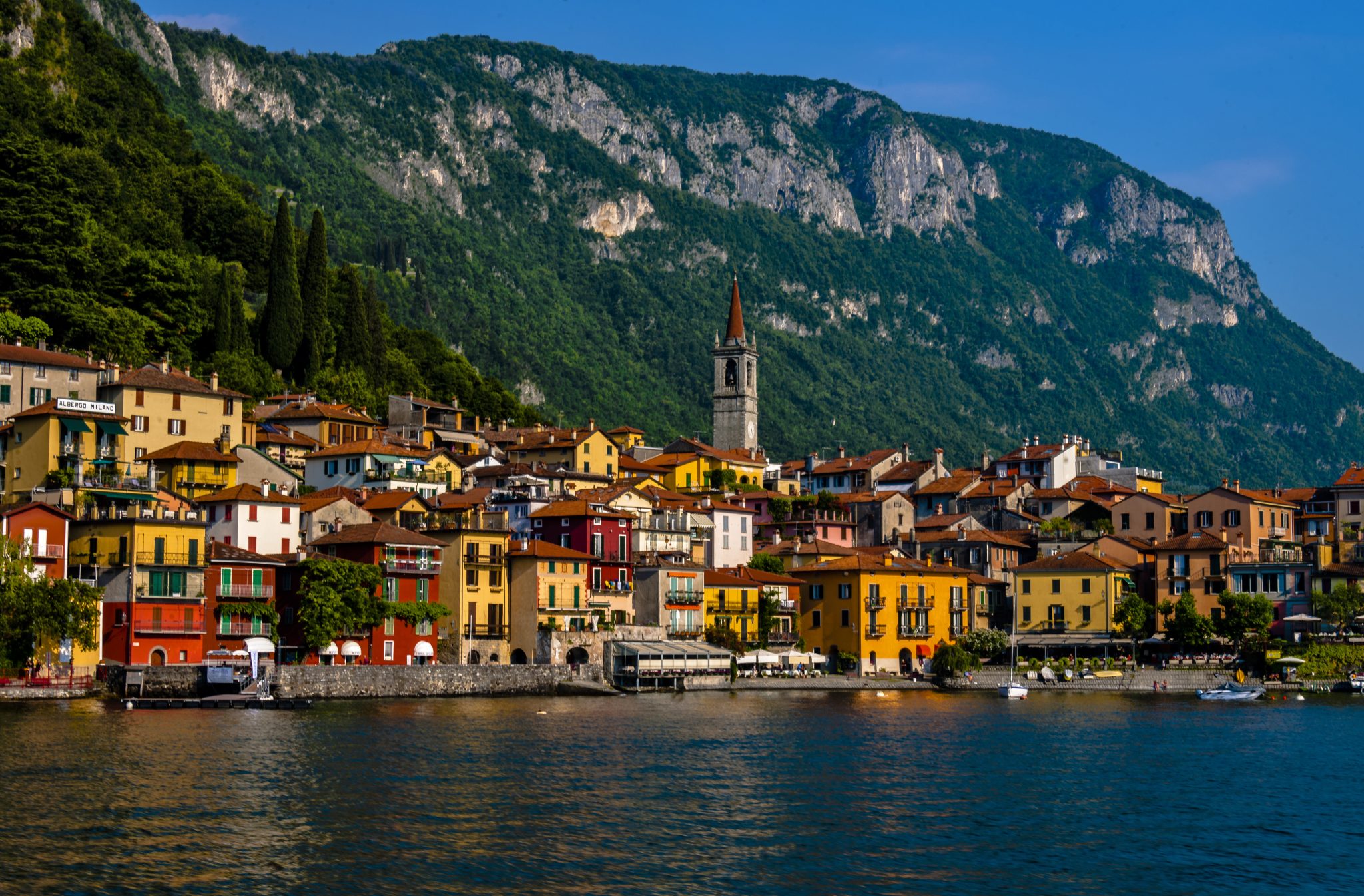 Fără plimbări în costum de baie pe stradă! Turiști amendați cu până la 200 de euro într-un sat celebru din Italia