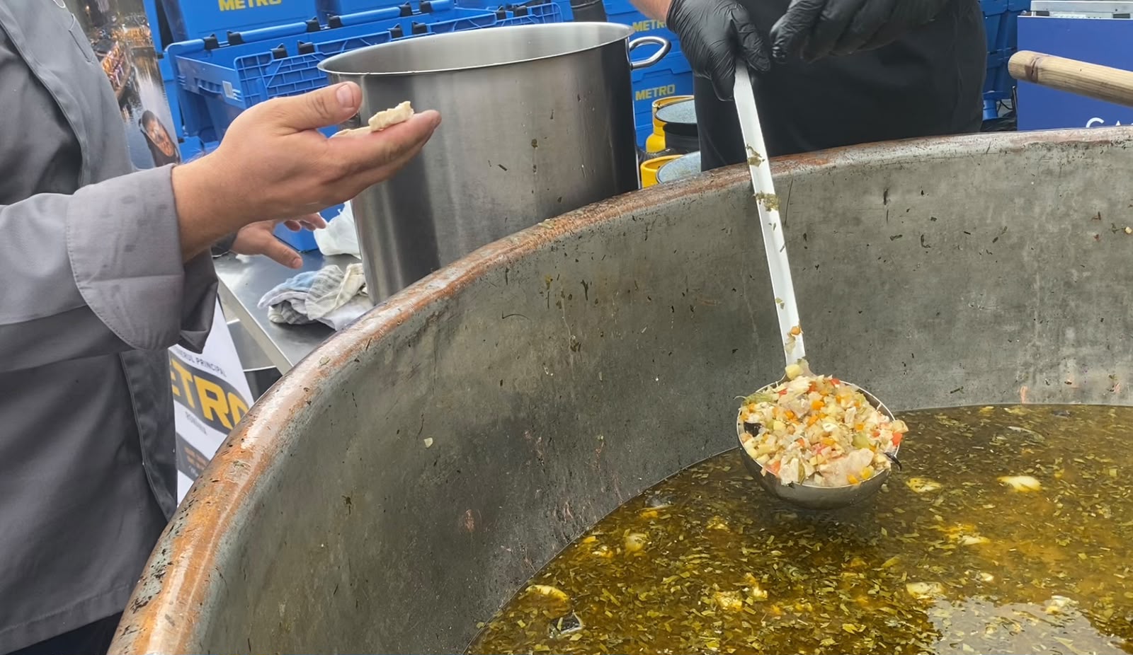 Borș de sturion gătit într-un ceaun de o tonă și o masă de peste 450 de metri, în Portul Tomis