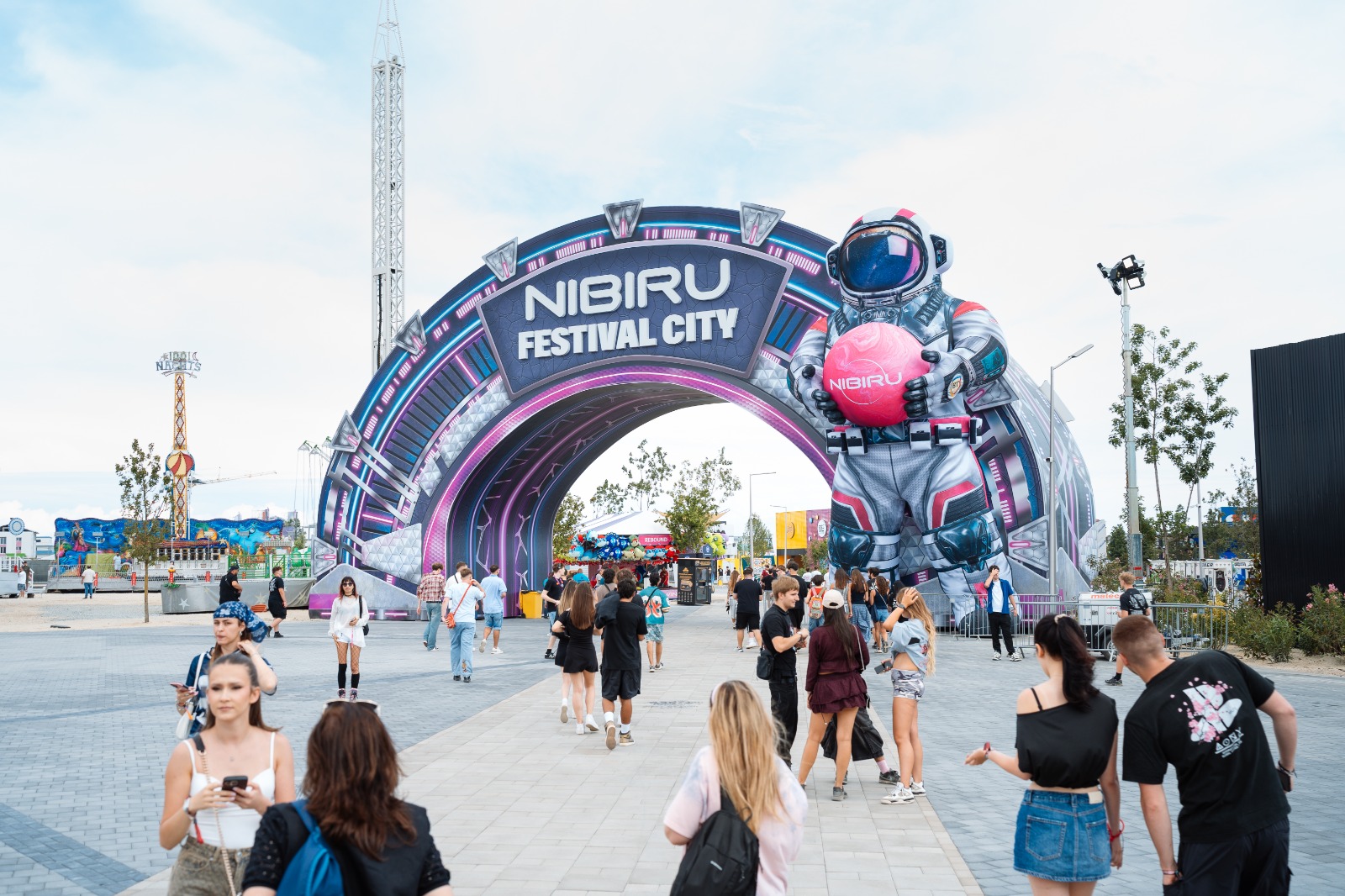 BEACH, PLEASE! 2026 continuă în forță: Ziua 1 a adus show-uri spectaculoase și o energie care a ținut festivalul viu până târziu în noapte