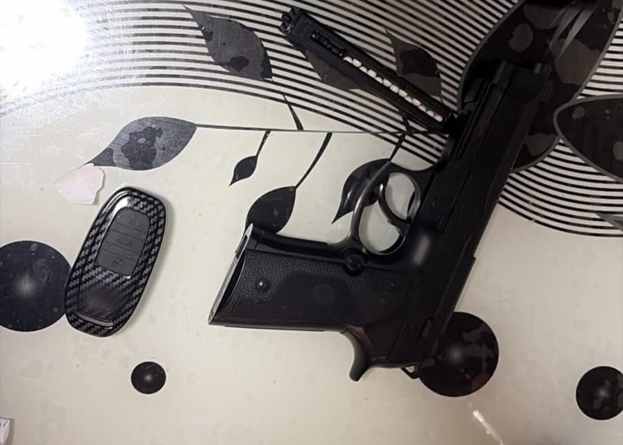 Percheziție la Medgidia într-un dosar privind folosirea ilegală a unei arme. Polițiștii au ridicat un pistol airsoft, un dispozitiv cu electroșoc și o bâtă de baseball