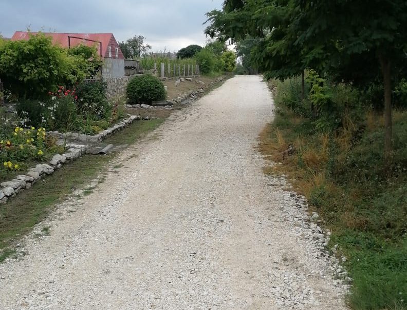 Lucrări de modernizare pe drumurile din Dumbrăveni și Furnica. Intervențiile vor continua în această săptămână