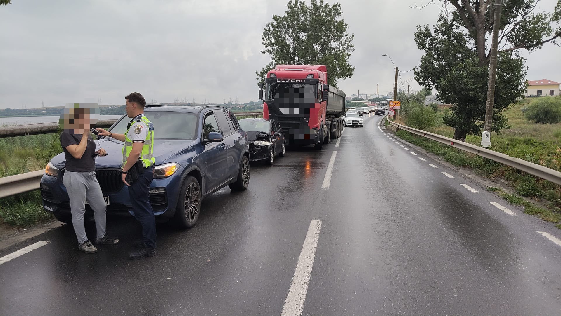 Accident în lanț pe DN 22, în localitatea Mineri. O persoană a ajuns la spital