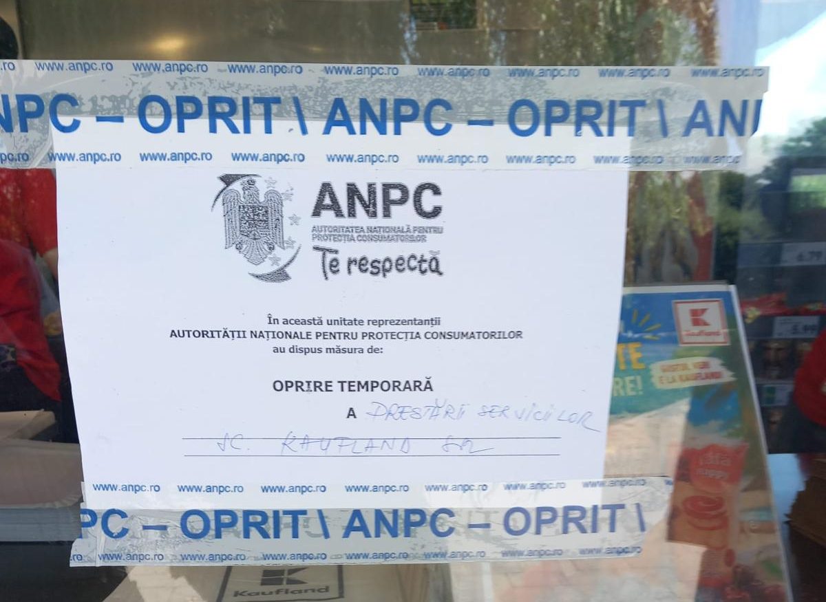 Imagini revoltătoare într-un Kaufland din Constanța! Muște pe mâncare și mucegai în frigidere, CJPC a închis zona de grill