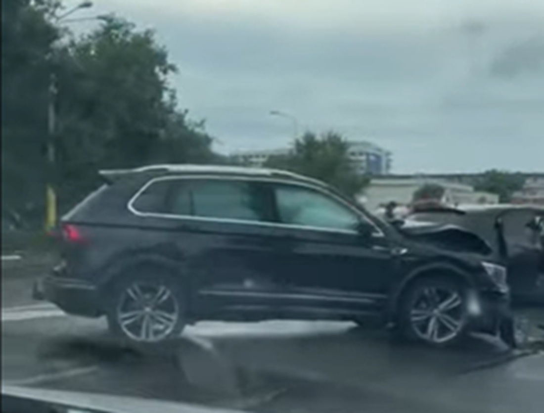 Accident cu trei mașini la intrarea în stațiunea Mamaia. Cinci persoane implicate, una a ajuns la spital