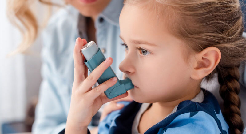 Medicii avertizează asupra fenomenului „astmul de furtună”. Copiii pot face crize respiratorii chiar dacă nu au fost diagnosticați cu astm