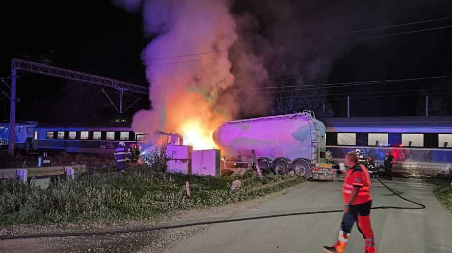 Trenul Suceava–Constanța a lovit o cisternă cu ciment. Autocamionul a luat foc, 200 de călători s-au evacuat