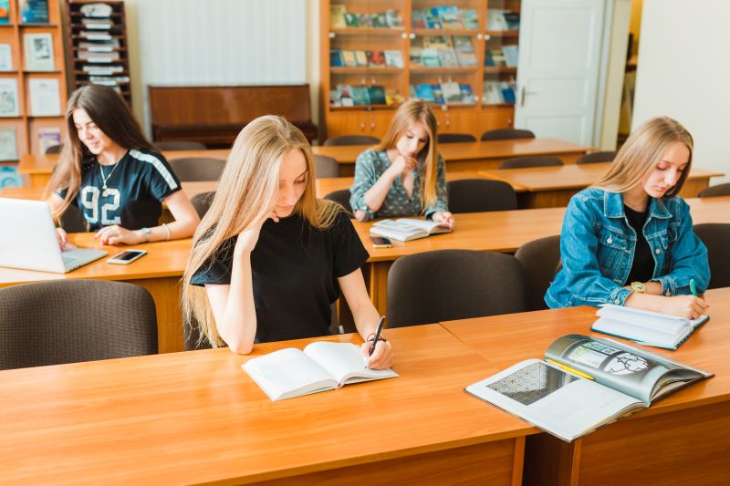 Elevii de clasa a VIII-a își aleg liceul. Încep înscrierile pentru admiterea din 2026