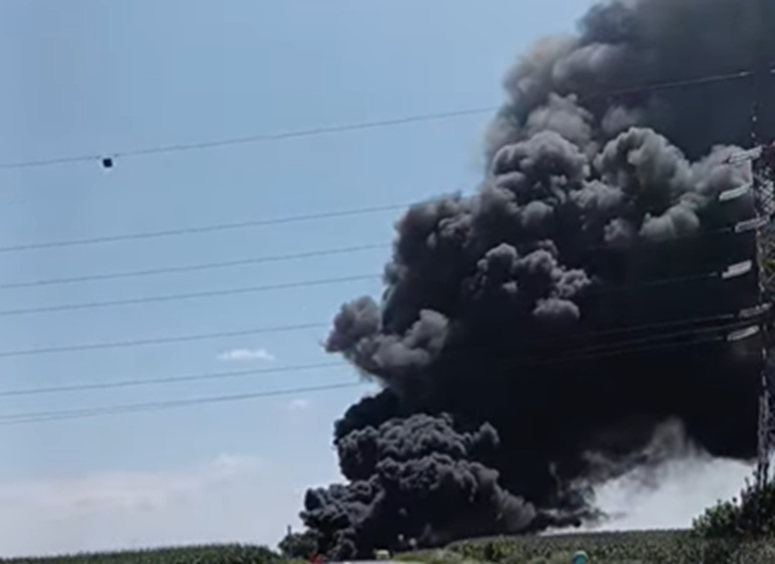 Accident grav la ieșirea din Hârșova spre Constanța. Un utilaj agricol și o cisternă au luat foc