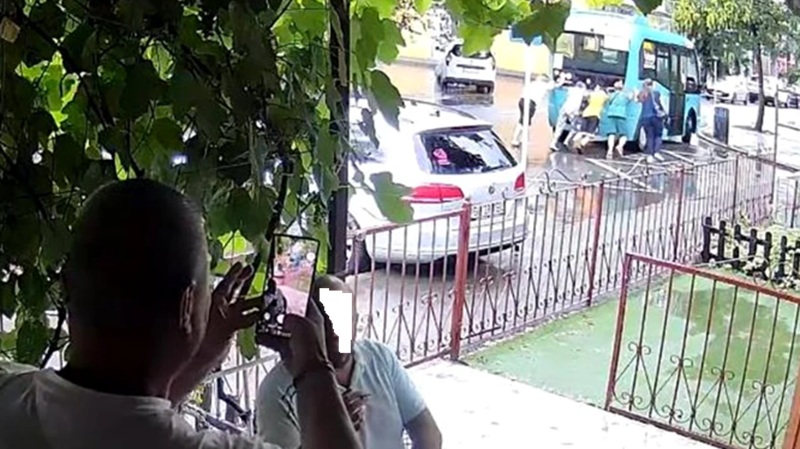 Imagini care au stârnit revoltă: Femei împing un microbuz blocat, în timp ce mai mulți bărbați privesc și filmează – VIDEO