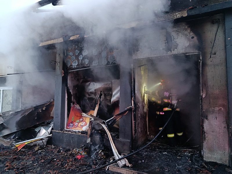 Pericol de explozie la Tortoman. 16 butelii au fost scoase dintr-un magazin cuprins de incendiu