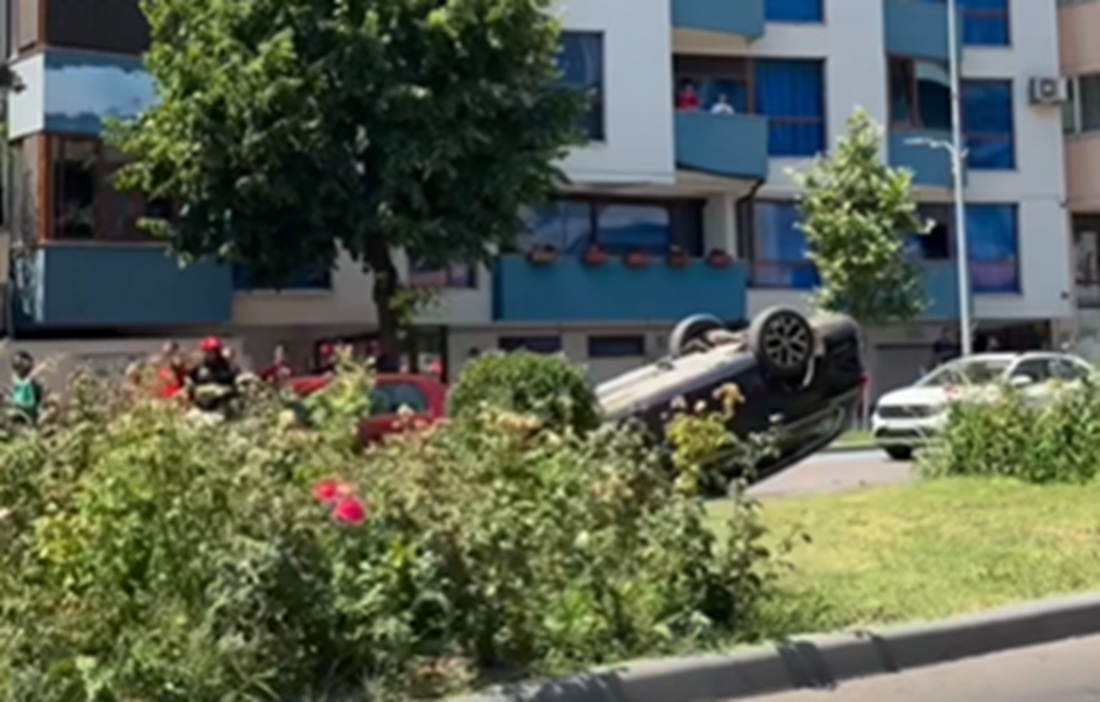 Accident pe bulevardul Mamaia din Constanța. Un autoturism s-a răsturnat, iar o persoană a ajuns la spital