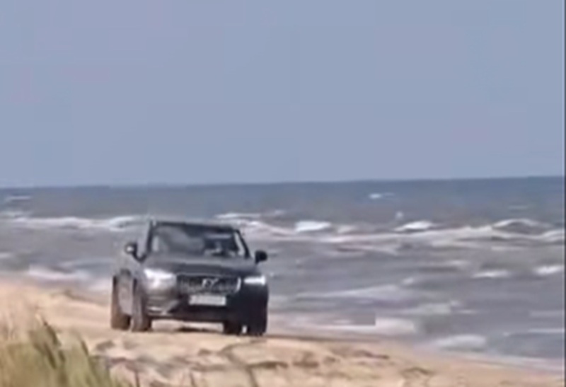 Șofer amendat după ce a intrat cu mașina pe plaja din Vadu. A trecut la câțiva metri de turiști