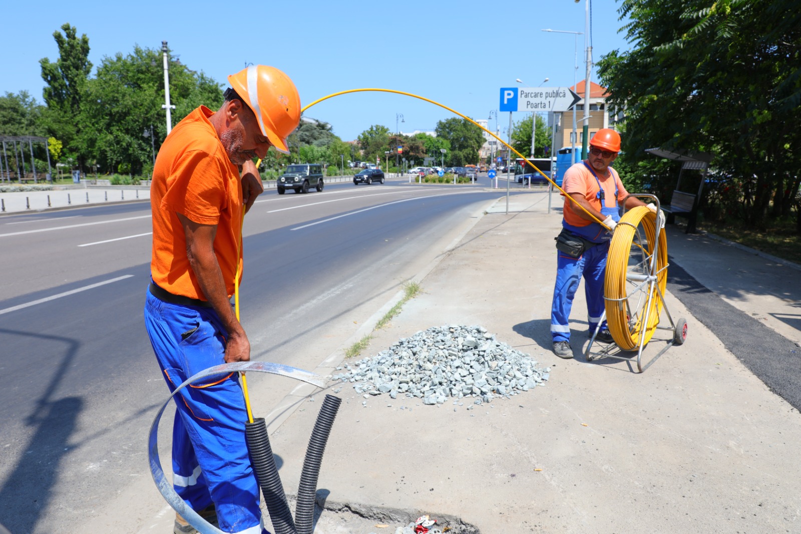 Lucrările pentru noul sistem de iluminat public continuă în mai multe zone ale orașului