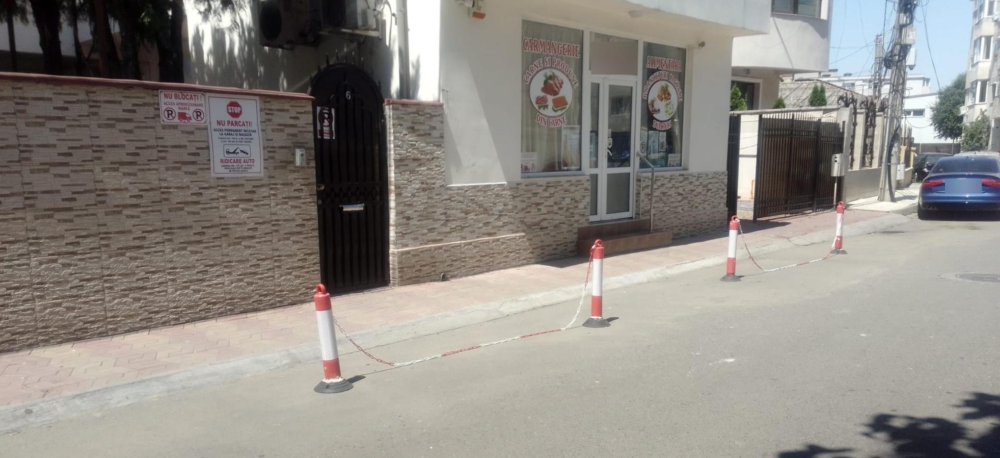 Adio, parcări „rezervate” cu bidoane și lanțuri! Poliția Locală a împărțit amenzi și a confiscat obstacolele