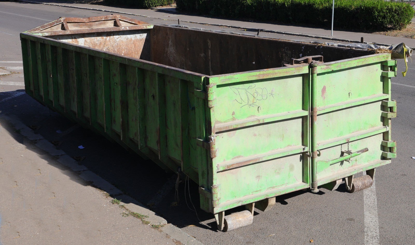 Nu abandona mobilierul pe stradă! Vezi unde sunt amplasate containerele speciale în Constanța