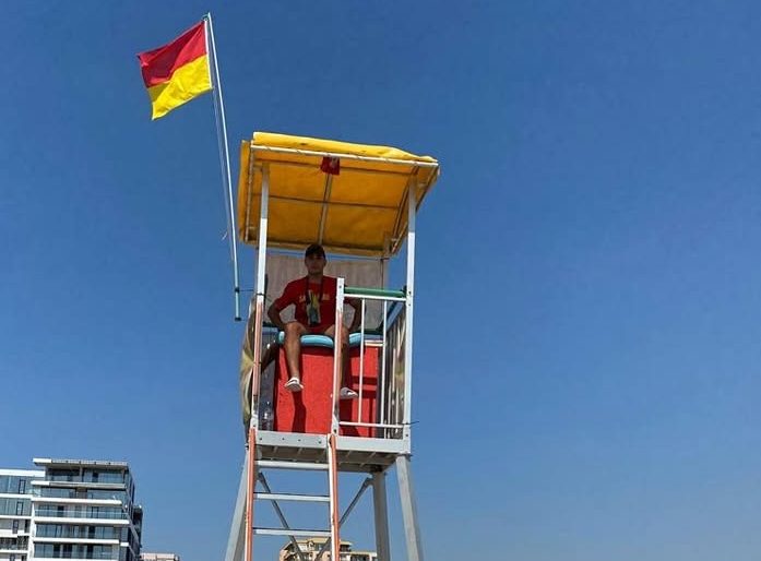 Alertă pe litoral: femeie de 56 de ani, scoasă din mare la Neptun